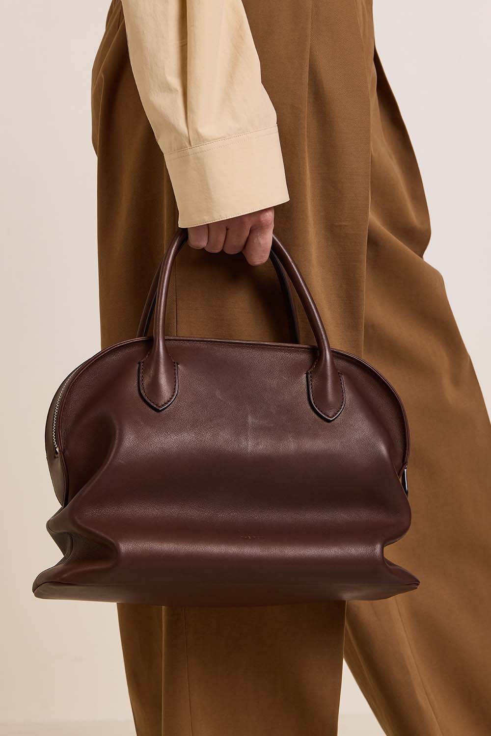 תמונת כל הלוק של תיק נשיאה